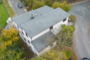 Standort der Wohngruppe Kransberg – zweigeschossiges Gebäude im Grünen an einer Kreuzung.